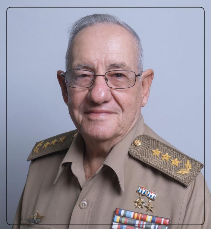 minint_cuba's tweet photo. Hoy falleció de manera repentina el miembro del Buró Político del CCPCC y diputado a la ANPP, General de Cuerpo de Ejército Ramón Espinosa Martín, viceministro primero de las FAR, Héroe de la República de #Cuba y del Trabajo, quien acumuló brillante hoja de servicios a la Patria https://t.co/BJcTq4bc3c