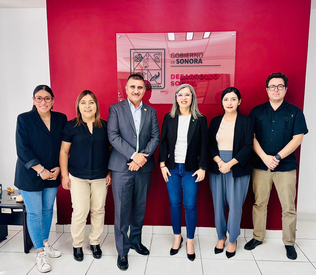 OscarOrtizCTMS's tweet photo. El día de hoy sostuvimos una reunión muy productiva con la Mtra. @wzuloag, titular de @SEDESSON y su equipo, para establecer un trabajo conjunto que permita llevar los programas de la Secretaría a las colonias del sur de Hermosillo.
@CongresoSon @ctmsonora https://t.co/m4DuRfZh5b