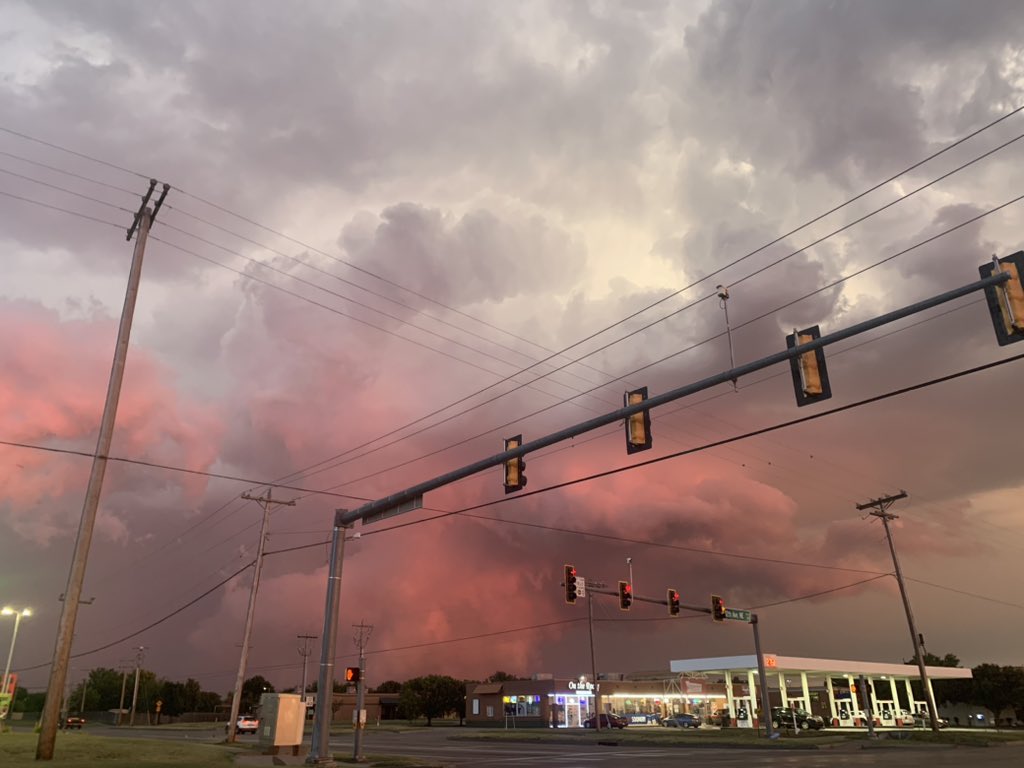 Some gorgeous views of the supercell as it was near OKC, and then Norman. Had some great structure to it!

#okwx