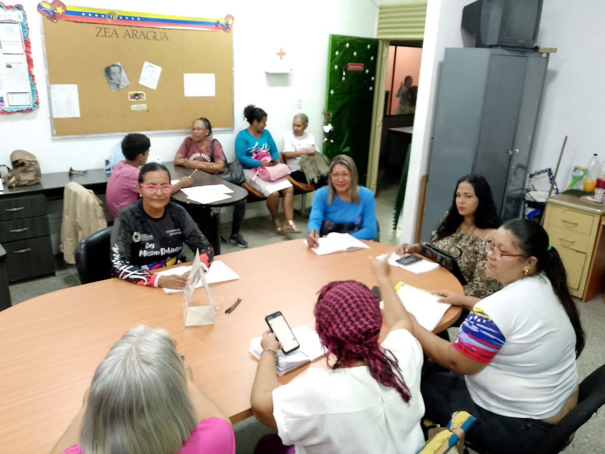 #Hoy nos reunimos el vértice 2 de la G M Vzla Mujer se trataron los siguientes puntos: 
✍🏻 Orientaciones de la ministra de la mujer resultado de la video conferencia 
✍🏻Dia jueves asamblea de salud 
✍🏻 Cada municipio debe contar con un responsable entre otros <a href="/NicolasMaduro/">Nicolás Maduro</a>