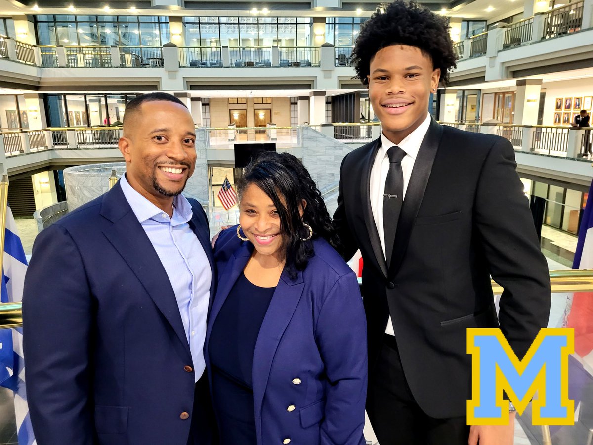 smithclass128's tweet image. Happy 80th Birthday Former Mayor Franklin @ATLShirley!! Mays 💙💛 You! Thank you for your tireless Dedication and Commitment to Our Scholars! Tight Hugs! Great seeing You @AndreaBooneNow !! #Support #SWCommunity💛💙 🌺🌷🌼