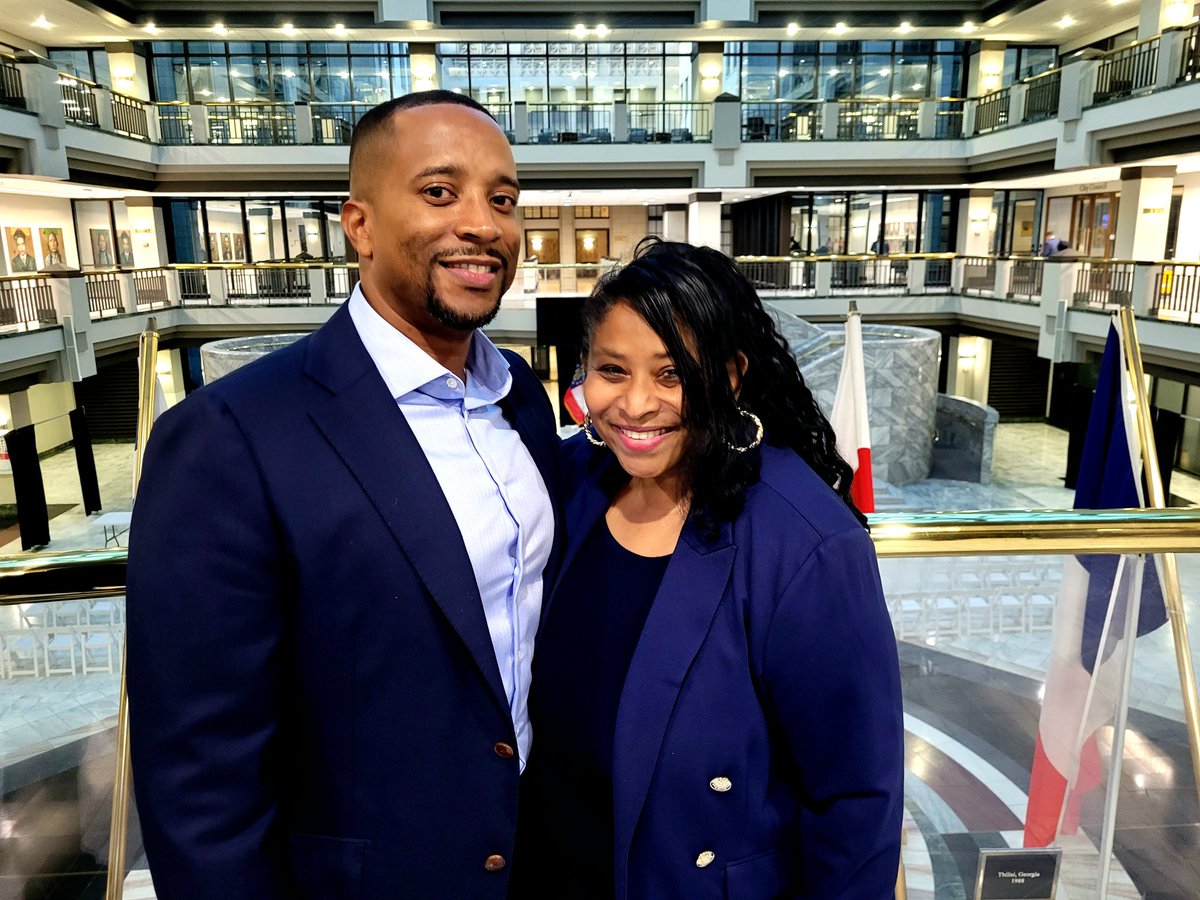 smithclass128's tweet image. Happy 80th Birthday Former Mayor Franklin @ATLShirley!! Mays 💙💛 You! Thank you for your tireless Dedication and Commitment to Our Scholars! Tight Hugs! Great seeing You @AndreaBooneNow !! #Support #SWCommunity💛💙 🌺🌷🌼