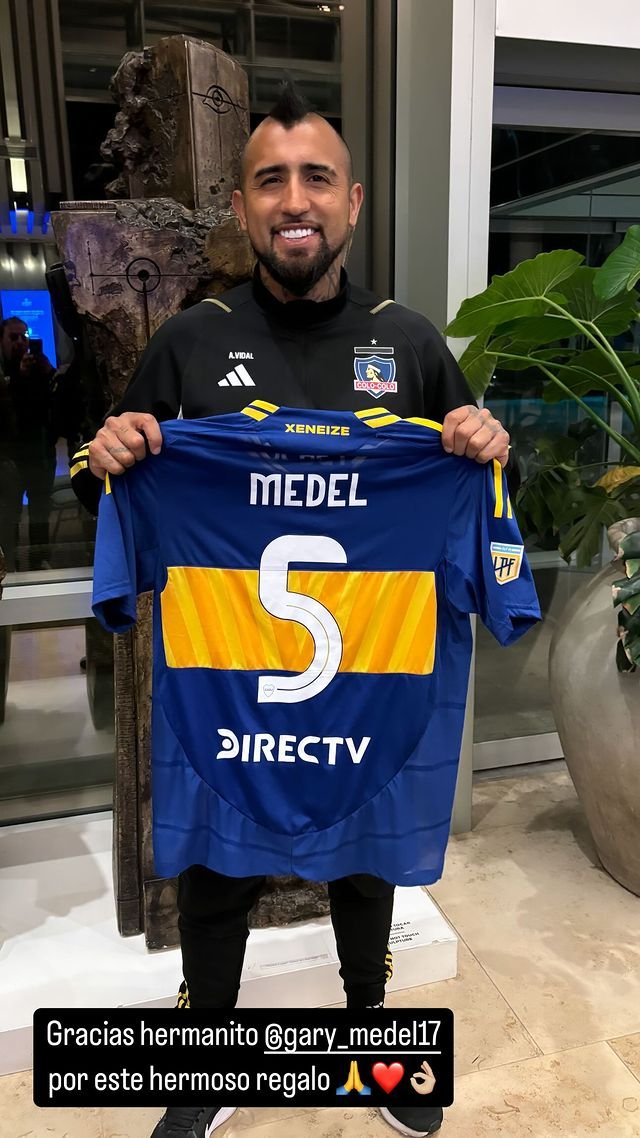 Francoroberts10's tweet photo. Se sacó una foto con una camiseta de Boca.
Hizo gestos y la boqueo de más.
Habilitó a Colidio en el gol.
Armani lo mandó a dormir.
Se tuvo que ir expulsado.

GRACIAS ARTURO VIDAL https://t.co/qrlG17TBfT