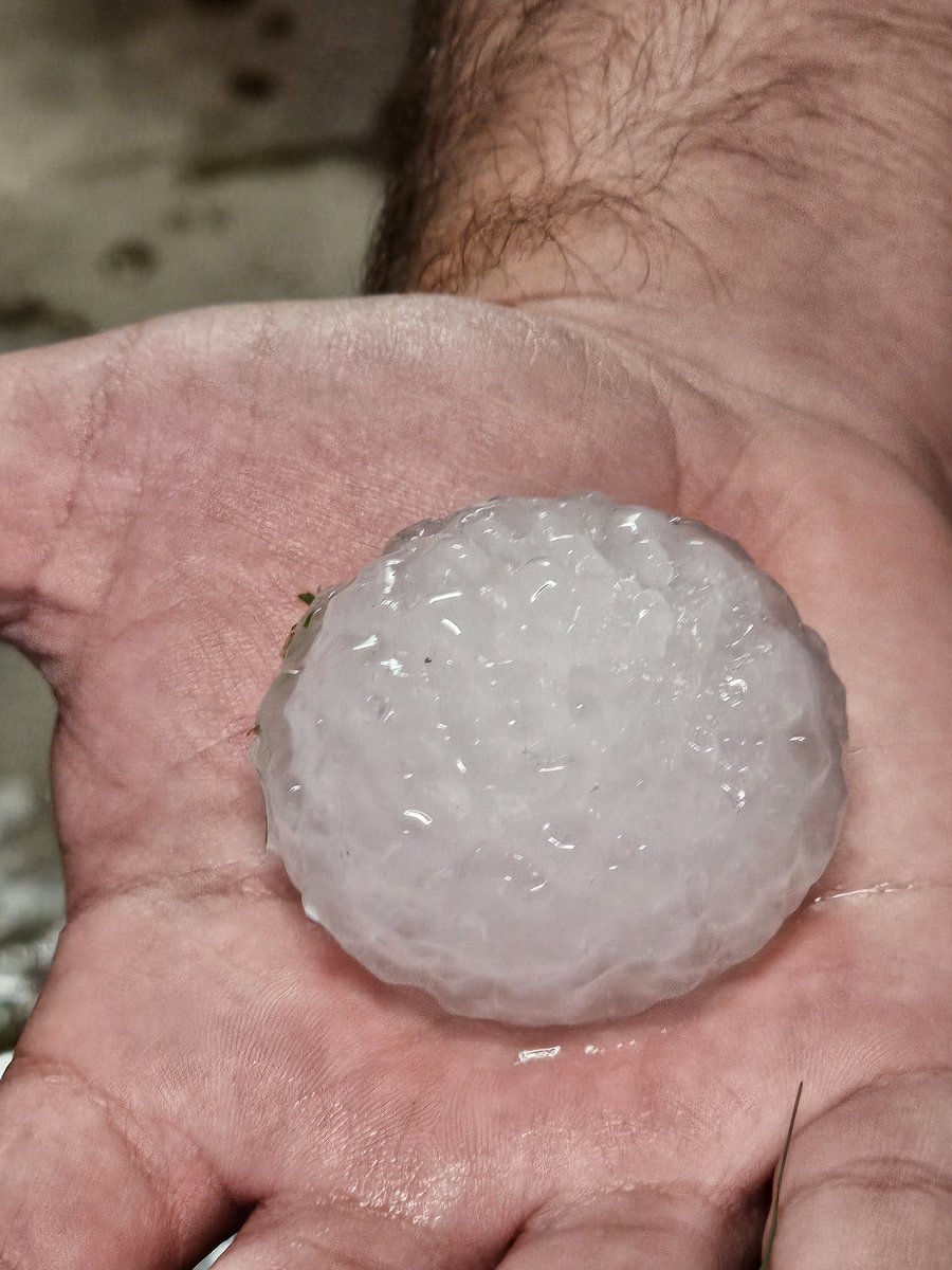 emilyrsutton's tweet photo. This is what baseball size hail will do. 
A prolific hail storm moved south through the OKC Metro Tuesday (6-7PM). One of the hardest hit areas was around Quail Springs. Pics from Steve Proto.

@kfor #okwx #hail https://t.co/DHAsCrIjXB