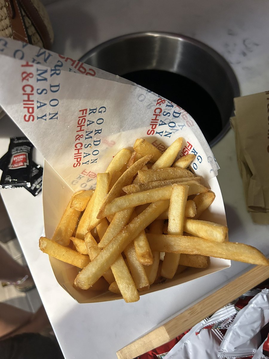 r99dyy's tweet photo. @HellsKitchenFOX @GordonRamsay Never been chippy chips Orlando Florida.  It’s like eating cardboard https://t.co/89VQZgTVJ8