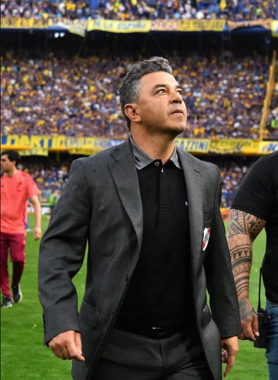 Agarró a un equipo muerto física y anímicamente que no le ganaba a nadie y faltaba jerarquía por todos lados. 
Trajo jerarquía, cambió la energía, levantó físicamente, nos metió en semifinales de la Copa y le ganó a boca de visitante y con suplentes. Volvió Marcelo Gallardo.