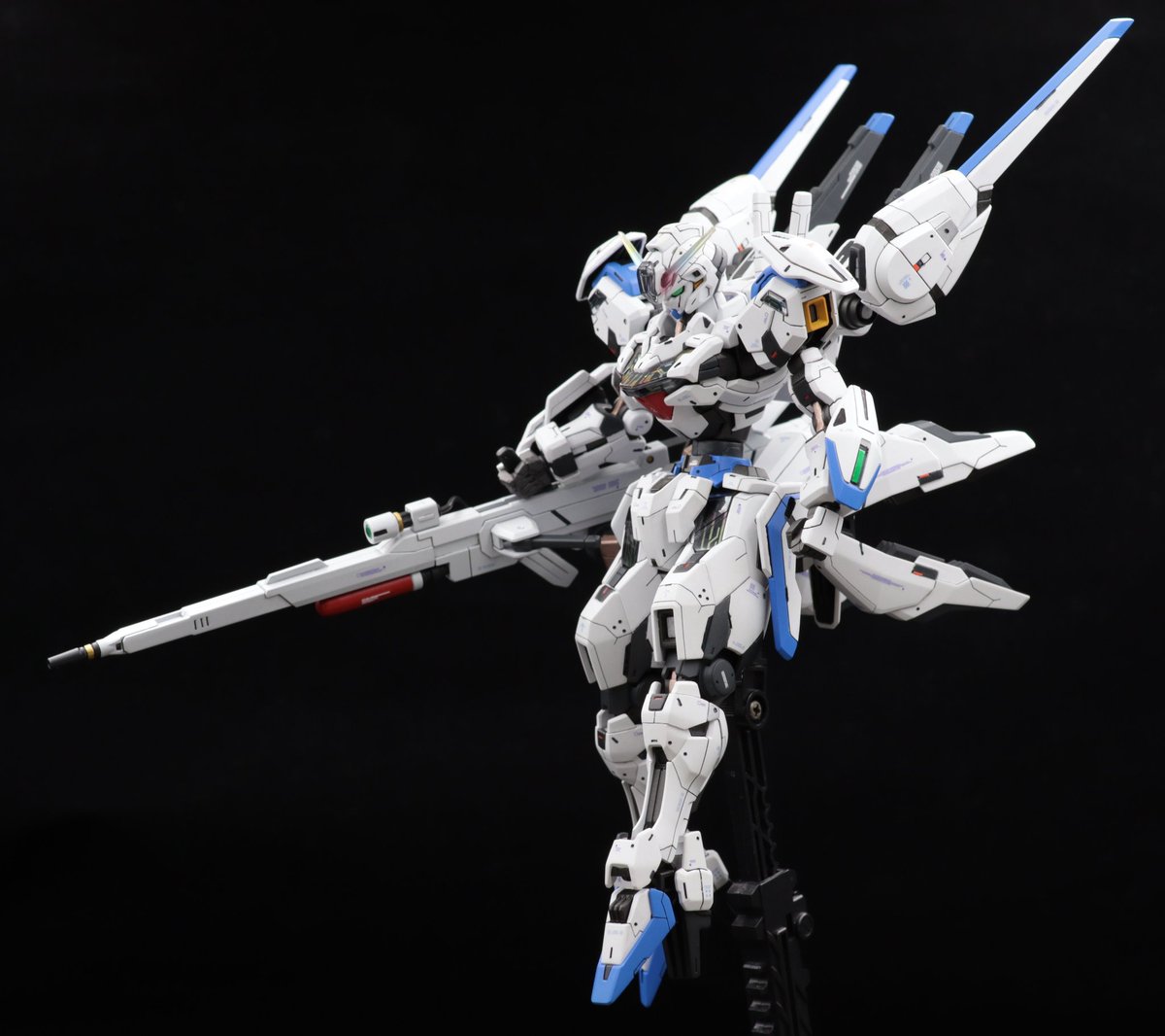 KEISUKE_HK_77's tweet photo. 『ガンダムキャリバーン(制式仕様)』

「エアリアルではなくキャリバーンが主役機として扱われていたら...」
を想像して製作しました！
バリアブルロッドライフルは取り回しを良くするためクアドラスラスターは腰部に移動。スコープなどを取り付け兵器感を上げてみました👍

続く↓↓ https://t.co/HROiY66S1C