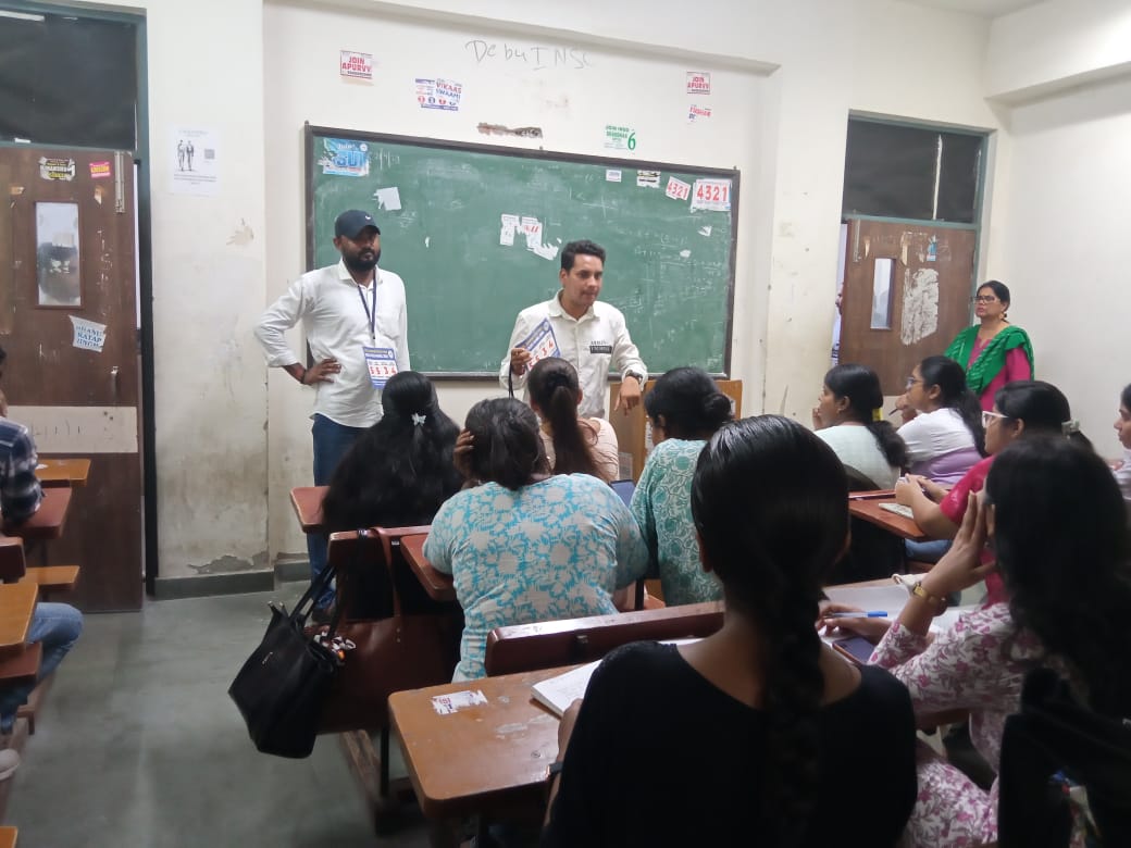 Withamit_nsui's tweet photo. दिल्ली विश्वविद्यालय के नॉर्थ कैम्पस के सत्यवती कालेज में छात्रों के बीच  एनएसयूआई का पर्चा वितरण कर NSUI  को वोट करने की अपील की गई !
DUSU में गूंजा अबकी बार ... पांच पांच तीन चार
DUSU Election NSUI Panel Number: 
5 5 3 4
#SaveDU #NSUIforBetterDU 
@varunchoudhary2
@KaunSandeep https://t.co/eAwlfUaTRA