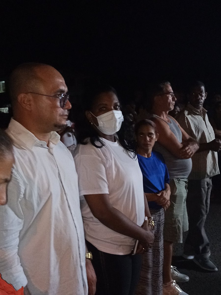 Asamblea de Circunscripción en el Municipio #LaLisa de la #HabanaDeTodos en el Consejo Versalles. Una delgada líder y ejemplo para el pueblo. #HacemosCuba . <a href="/DiazCanelB/">Miguel Díaz-Canel Bermúdez</a> <a href="/DrRobertoMOjeda/">Dr. Roberto Morales Ojeda</a> <a href="/IzquierdoAlons1/">Livan Izquierdo Alonso</a> <a href="/mariofsabines/">Mario Sabines Lorenzo</a> <a href="/AsambleaCuba/">Asamblea Nacional Cuba</a> <a href="/PartidoPCC/">Partido Comunista de Cuba</a> <a href="/btan0987/">Naima Ariatne Trujillo</a> <a href="/EdMartDiaz/">Eduardo Martínez Díaz</a>