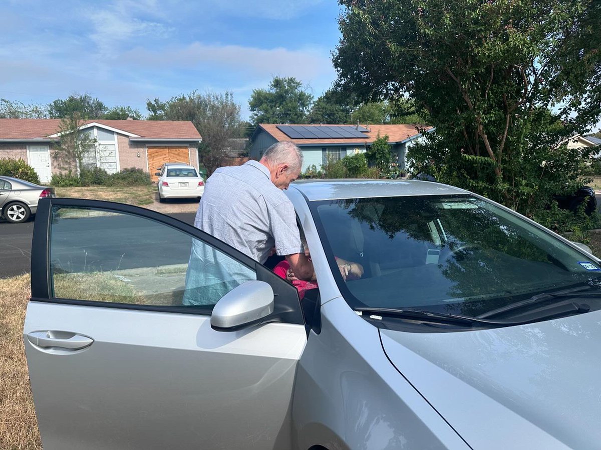 SeniorAccessTx's tweet photo. 🚗✨ Volunteer Michael is making sure our wonderful senior client, Betty, feels comfy and confident before her doctor’s appointment! A little kindness goes a long way! 💖 #CommunityCare #SeniorsRock #VolunteersMatter #HealthcareHeroes 🌟👵🏽 https://t.co/4l32bYcEyI