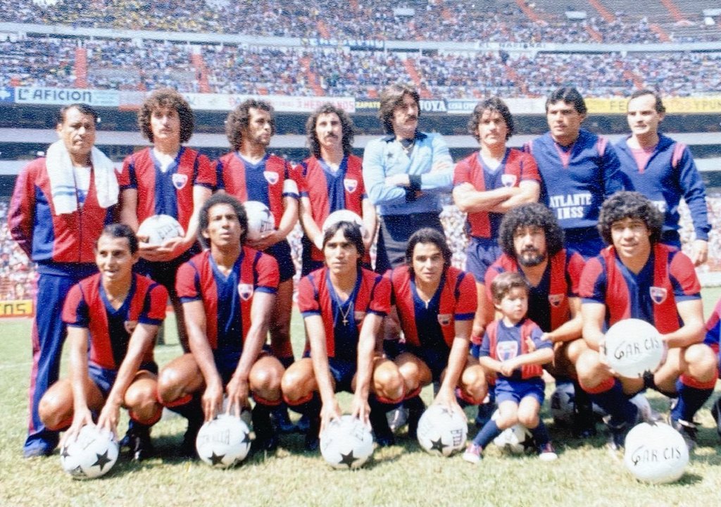 Shini7o's tweet photo. Un auténtico trabuco del fútbol mexicano a inicio de los 80 que merece la pena recordar siempre.

Que pasada, que elegancia de camiseta, los balones, Cabinho, ratón Ayala, Moses, La Volpe... https://t.co/mP9Q0IAJMn