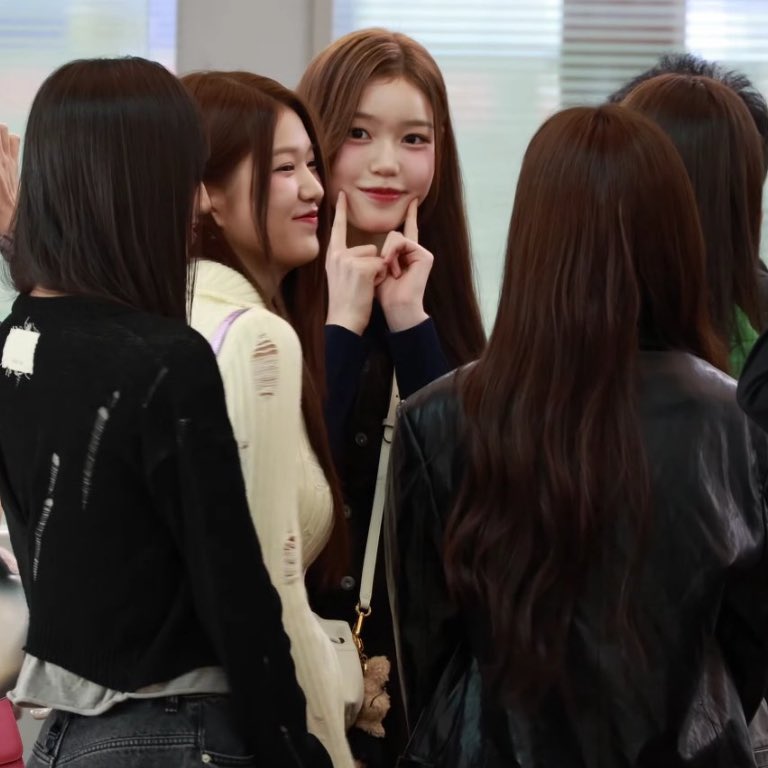 saebifiles's tweet photo. saebi in her own world with her poses 😭 https://t.co/32IMdtHzEm