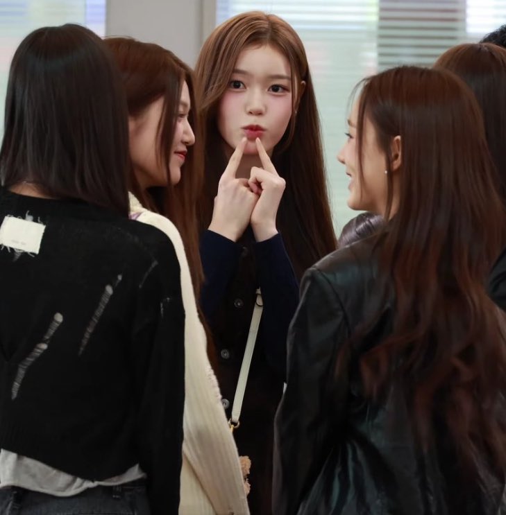 saebifiles's tweet photo. saebi in her own world with her poses 😭 https://t.co/32IMdtHzEm