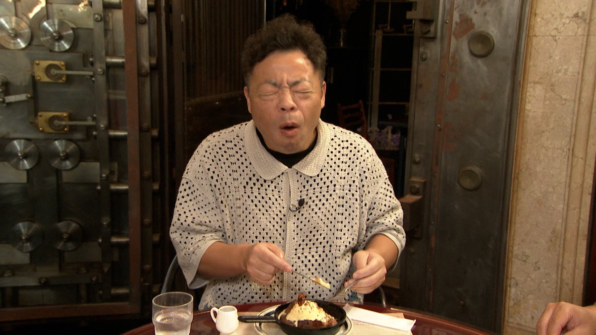 honjitu_daian's tweet photo. 今週の #ダイアンなり　ですが 今日です。
ビックリ！レギュラー番組で曜日変更です。

大阪・南船場編

意外と知らない「せんびる」を街ブラ！

▼レトロな建物のステキなパン屋さんで
　津田多分初めてエスプレッソ。
▼親子で人気のくまアートに！
　前髪切りすぎちゃった方と偶然遭遇？ https://t.co/epgG6zzsIC