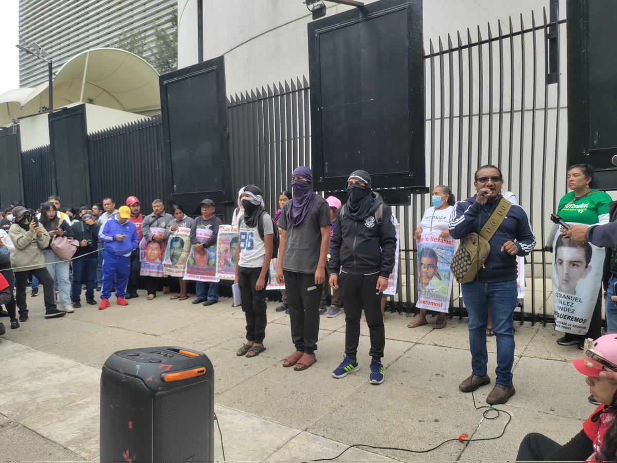juliendlct's tweet photo. "Casi la mayoría de las líneas de investigación nos conducen a la responsabilidad del ejército mexicano (...) un #ejército que no rinde cuentas a nadie" - Vidulfo Rosales, abogado de los padres y madres de #Ayotzinapa
#Ayotzinapa10años https://t.co/5ZGwkvmBmp