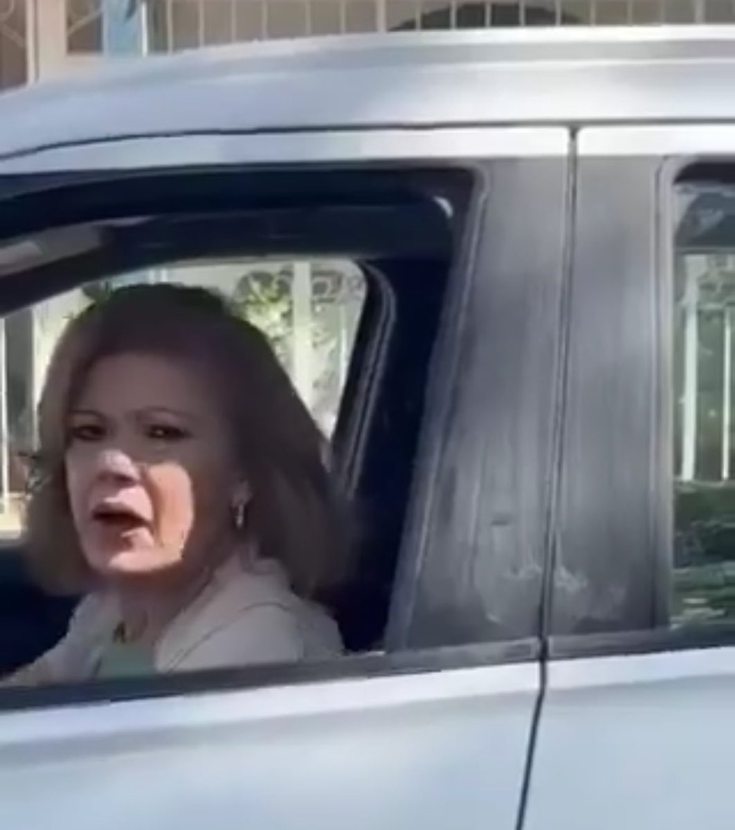GlodeJo07's tweet photo. Acabo de ver el vídeo donde ciudadanos detienen a una señora (si a eso se le puede decir así) que lleva amarrado y arrastrando detrás de su camioneta a un perrito.
Al ser confrontada por la gente la señora dijo que lo estaba arrastrando porque “se había subido a su camioneta” y que el perrito, que obviamente quedó malherido, así caminaba siempre “arrastrándose”.
Afortunadamente no dejaron ir a la vieja culera (si, culera porque quien abusa y maltrata a los indefensos no merece respeto) y se la llevaron detenida, ojalá @FiscaliaJal le ponga una multa ENORME y la guarde unos meses en la cárcel.
Acuérdense que los psicopatas así empiezan, maltratando animales y después se van contra las personas.