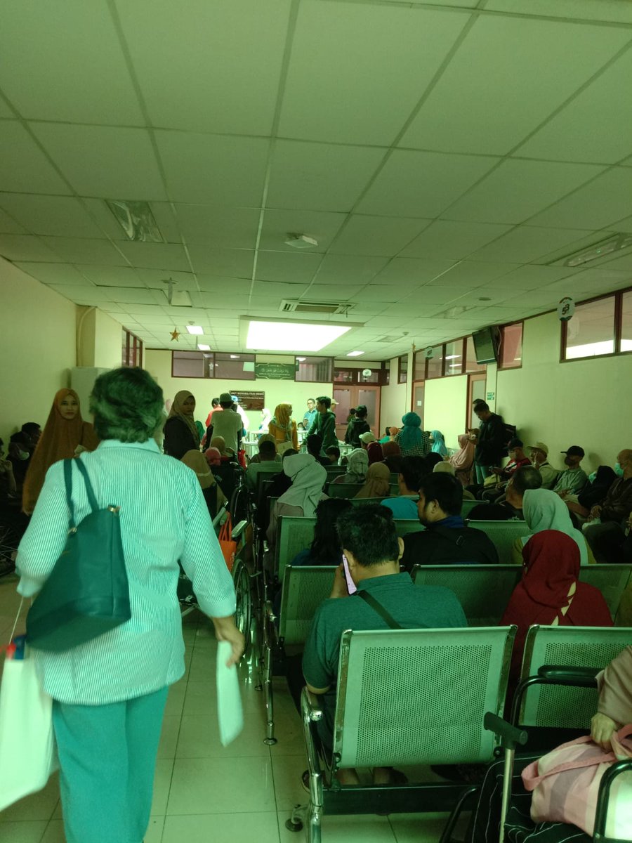 OrielCalosa's tweet image. Kalo mau lihat ajaibnya manusia. Ya coba RS kayak gini
Yg sakit, bahkan lansia berdiri gak dikasi tempat duduk malah yg sehat dan bukan pasien PD Banget duduk
PD banget bilang "Saya kalo berdiri bisa pingsan"
Heh, BGSD. Kamu pikir lansia2 yg berdiri itu ENGGAK?