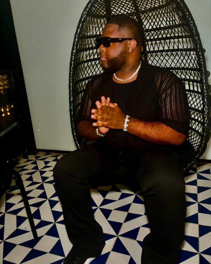 imdeemoney's tweet photo. They don’t get the big picture, they get cropped out #25 #Jamaica https://t.co/Tgf8Of9vCg