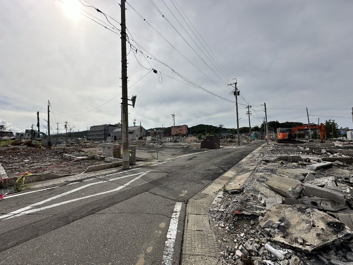 hirox246's tweet photo. 前回、能登に来てから5ヶ月経ちました。
瓦礫はだいぶ撤去されましたね。 https://t.co/1IrxjqC8Up