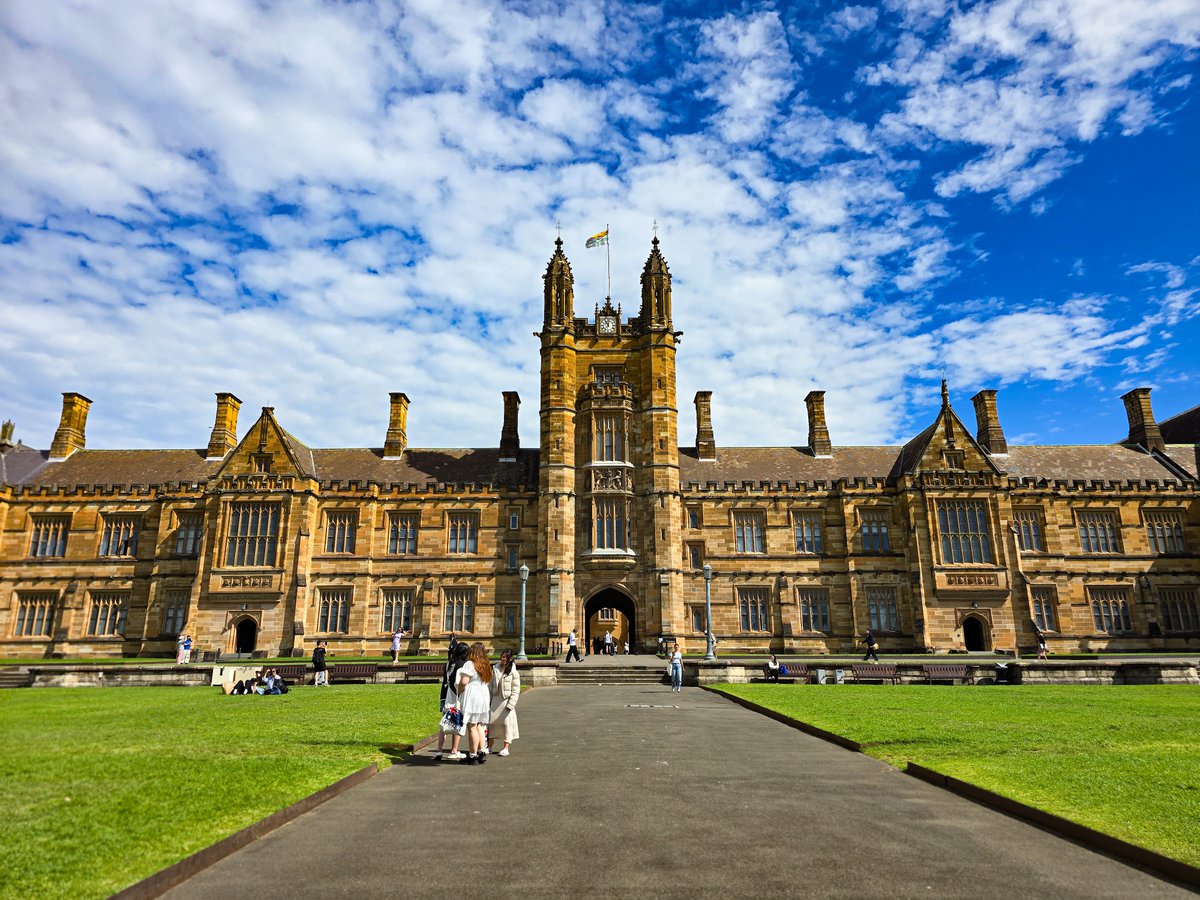 saphiengineer's tweet photo. We had an incredible opportunity to meet with Ben Eggleton, Pro Vice-Chancellor (Research) at @Sydney_Uni, and get an exclusive tour of their Nano labs. This is where some of the most cutting-edge research happens, aligning with the game-changing work we’re doing at SAPHI. https://t.co/1yiU6wR61Y
