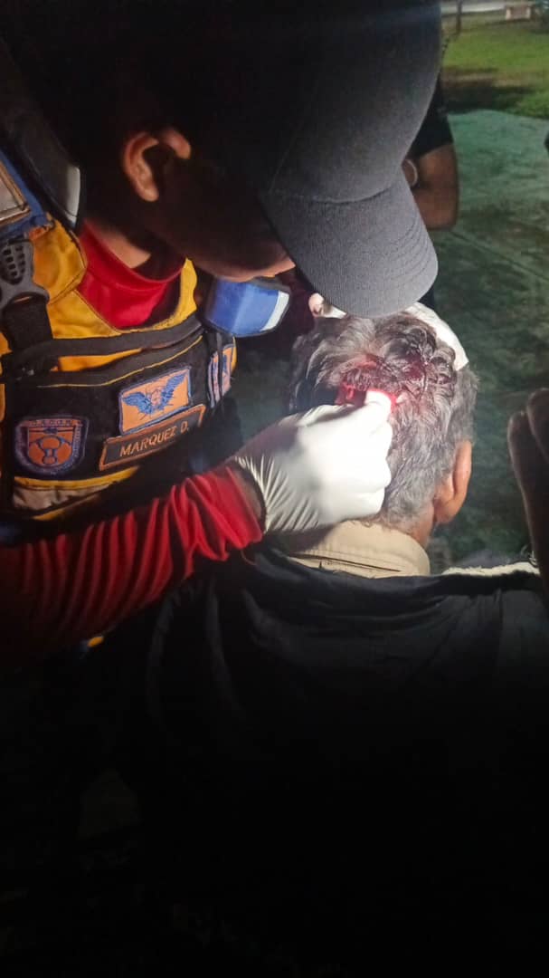 Forestales_13's tweet photo. #Operaciones Atención Pre Hospitalaria a (1) Lesionada por Sufrir Caída de sus Propios Pies 👣 en el Sector Arias Blanco #MBI @droopy171 @PCivil_Ve @Zoedanaraguapc @VoluntarioxVzla @vol_aragua https://t.co/7JspdvOZzC