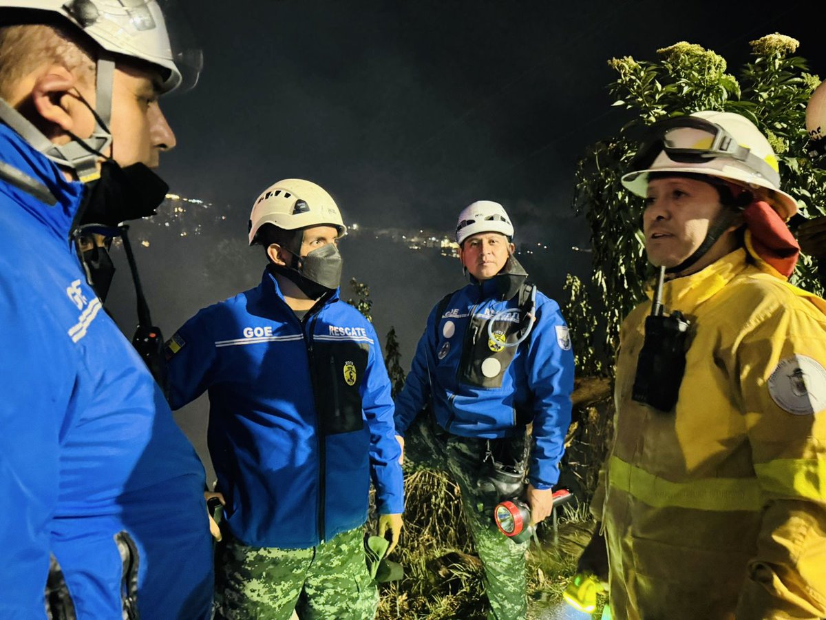 🔴ACTUALIZACIÓN 22:22 | Ahora, recorremos los puntos del incendio forestal en Guápulo, Cerro Auqui y Parque Metropolitano.

Tenemos 3 focos activos y nos mantenemos trabajando ininterrumpidamente durante la noche.

Se activaron 2 Brigadas de Refuerzo de la #PrimeraZonaBomberil.