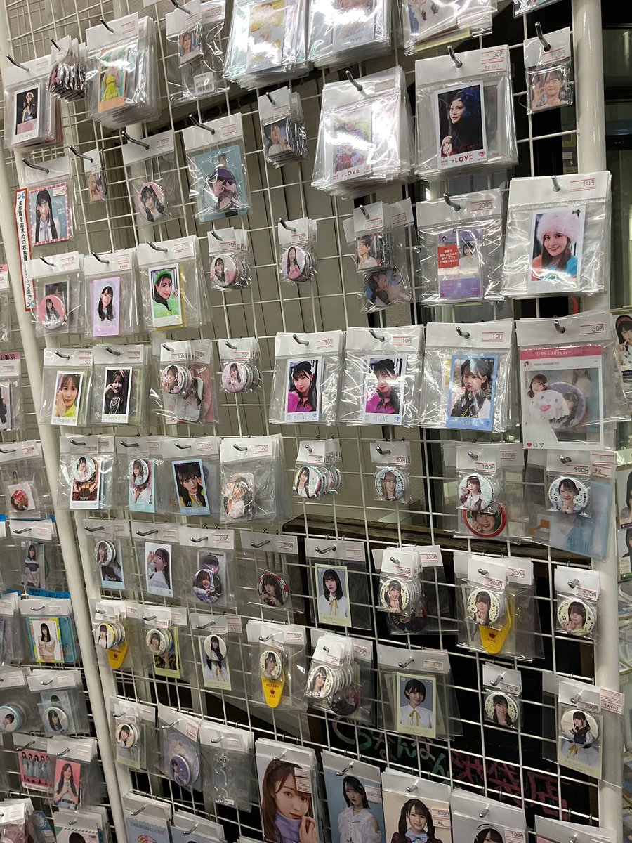 昨日入荷致しましたイコノイジョイちゃんの缶バッジやキーホルダーなど