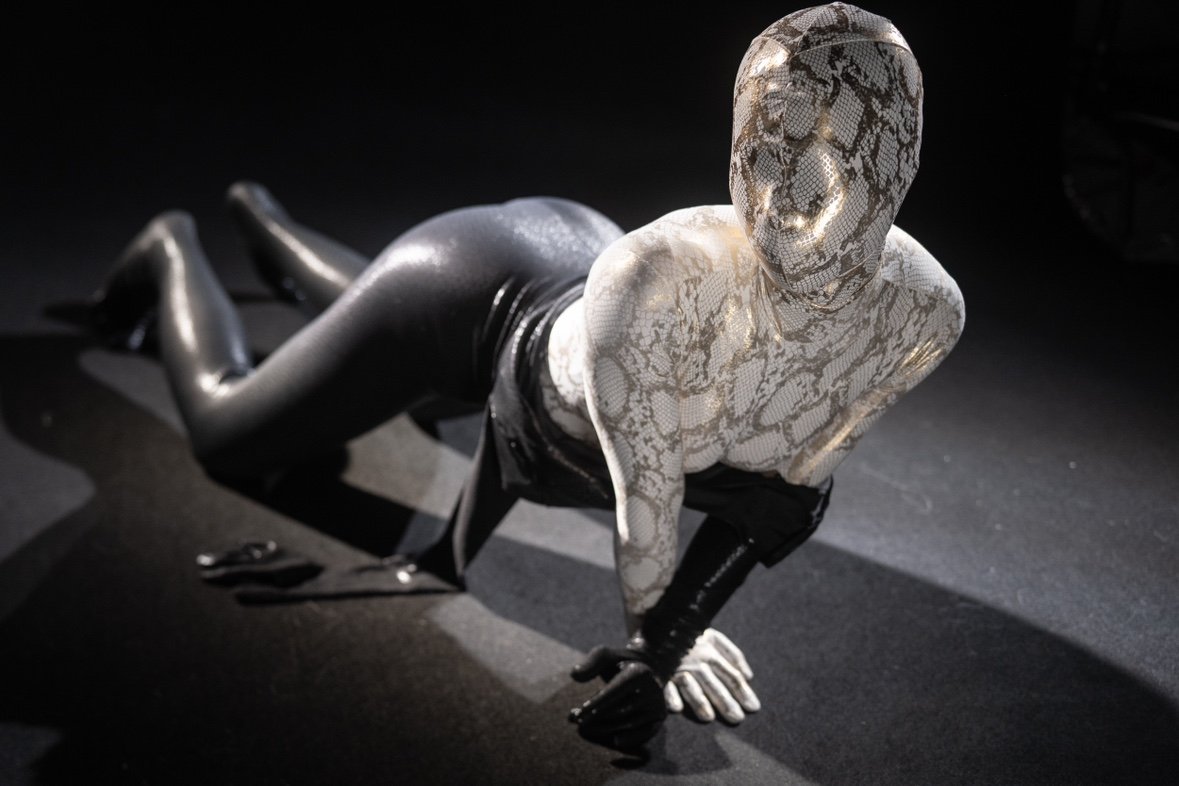 RikkaDreammask's tweet image. 蛇の脱皮みたいです、芸術性満点！
モデル：@Homura_TWcos
#ZD15  #ゼンタイ　#全身タイツ　＃既定サイズ　＃採寸なし　#zentai ＃オーダーメイド　＃オンデマンド #ブラックマンバ　#zentaidreamer　＃ZD17　＃ゴールドニシキ