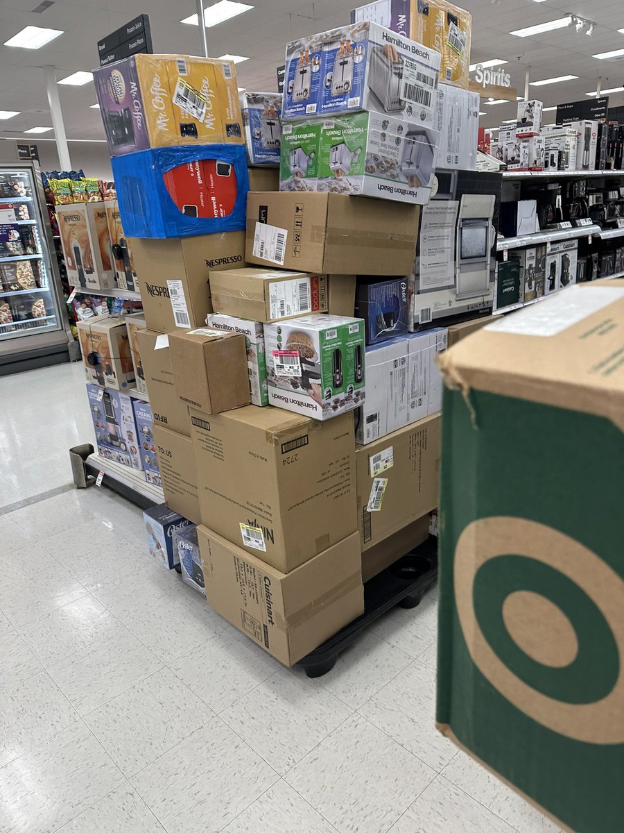 kcaaron's tweet photo. What the hell @Target when did yall decide you were just going to let it all go to shit? Kirkwood Mo https://t.co/ToxBoJYBor