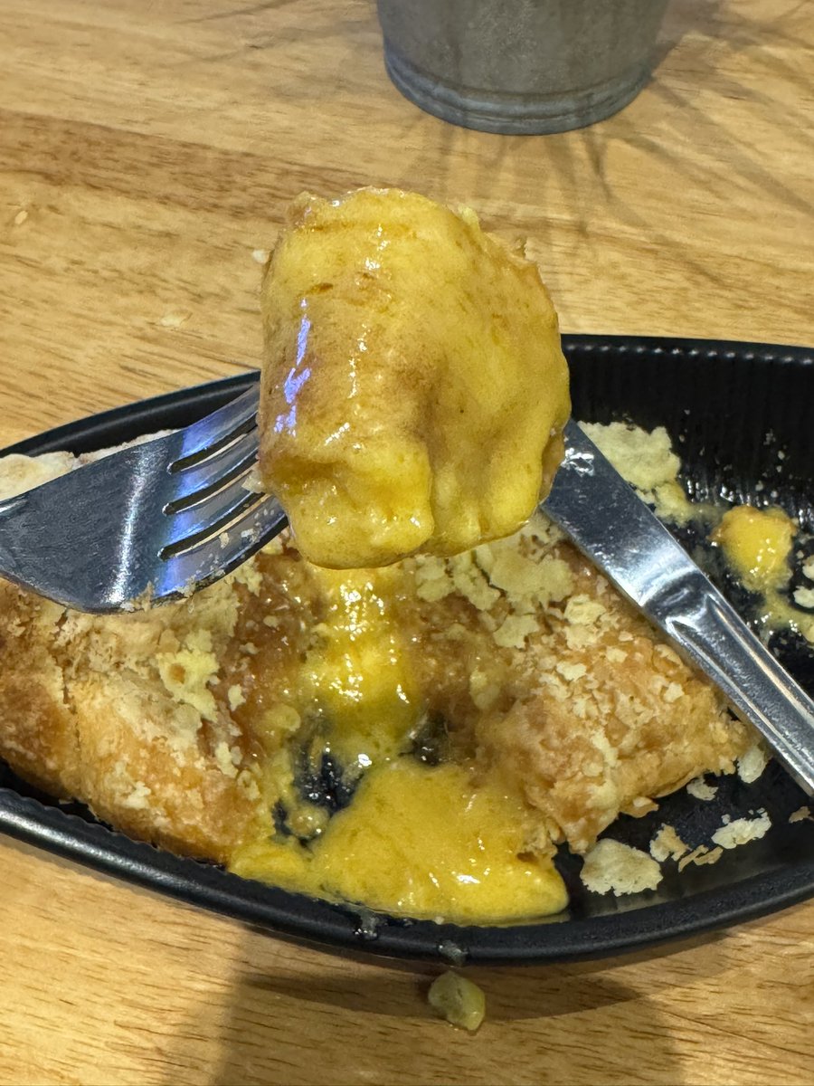 brgsjks's tweet photo. So far aku rasa Salted Egg Croissant Richiamo paling sikibidididi. Harga tak sampai RM10. Tapi boleh tak nak mintak tukar design pinggan tu? Susah beb nak potong. https://t.co/SYJH7TCsEL