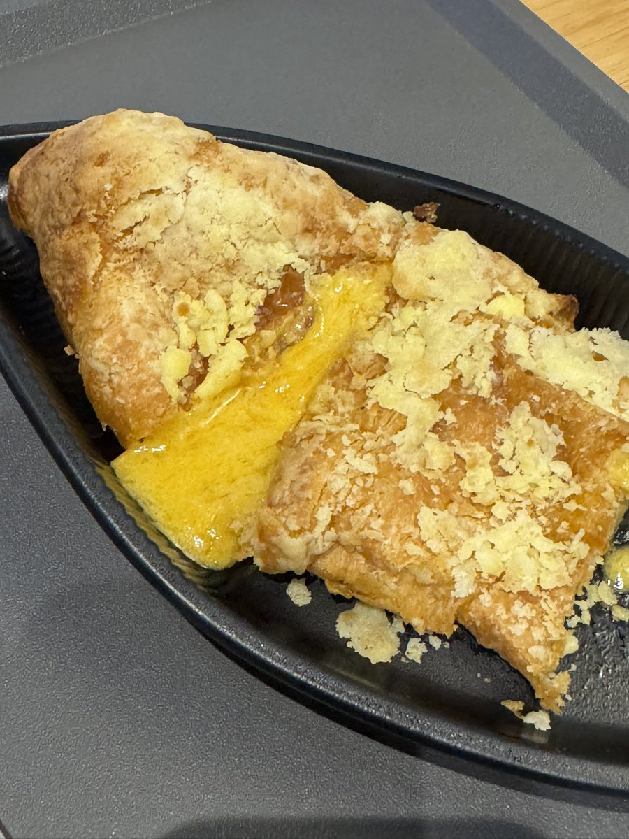 brgsjks's tweet photo. So far aku rasa Salted Egg Croissant Richiamo paling sikibidididi. Harga tak sampai RM10. Tapi boleh tak nak mintak tukar design pinggan tu? Susah beb nak potong. https://t.co/SYJH7TCsEL