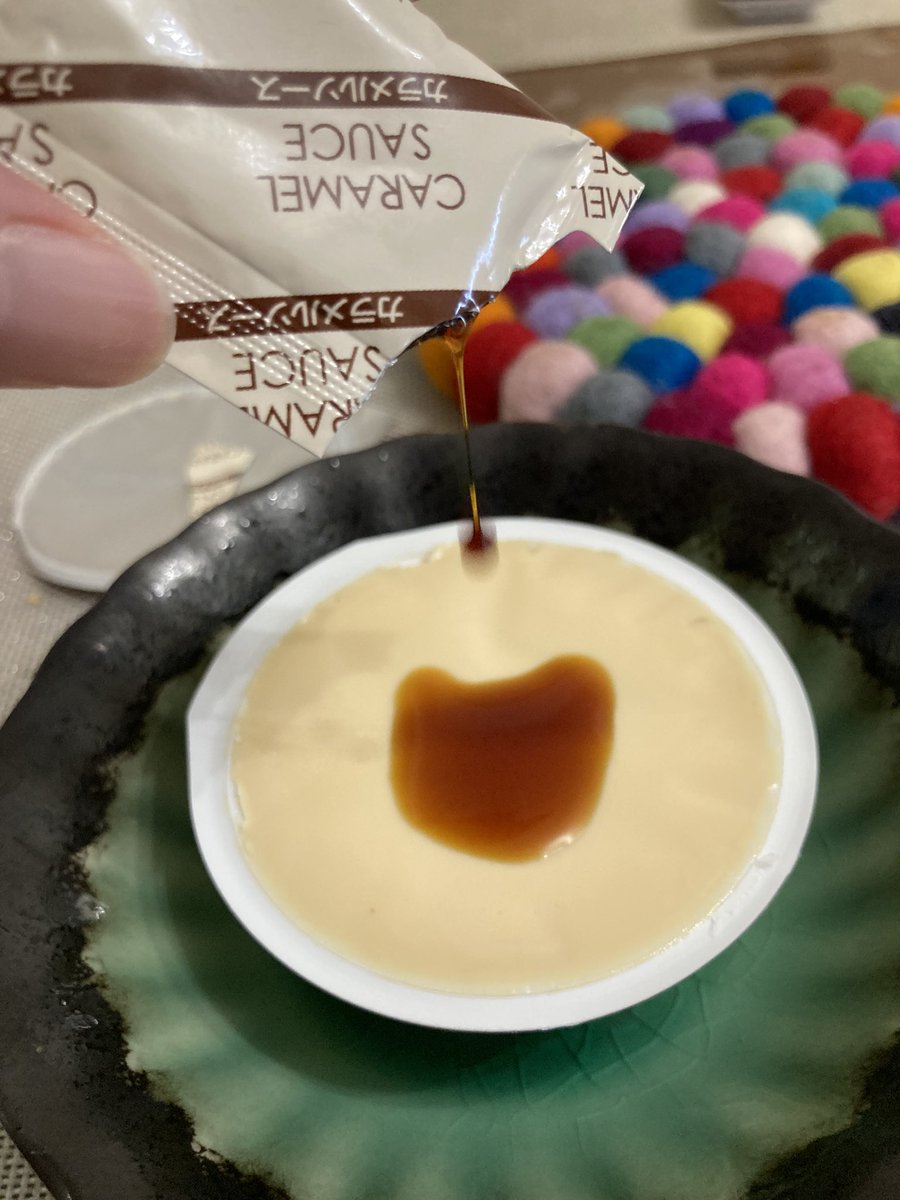 okumu_max's tweet photo. プッチンできへんプリン🍮
やのにカラメルが別添え？
とりあえずお皿敷いたけど意外とこぼれへんかった！
計算されつくしてるんかと思って容器傾けたら普通にこぼれた。 https://t.co/01L8l6zmEk