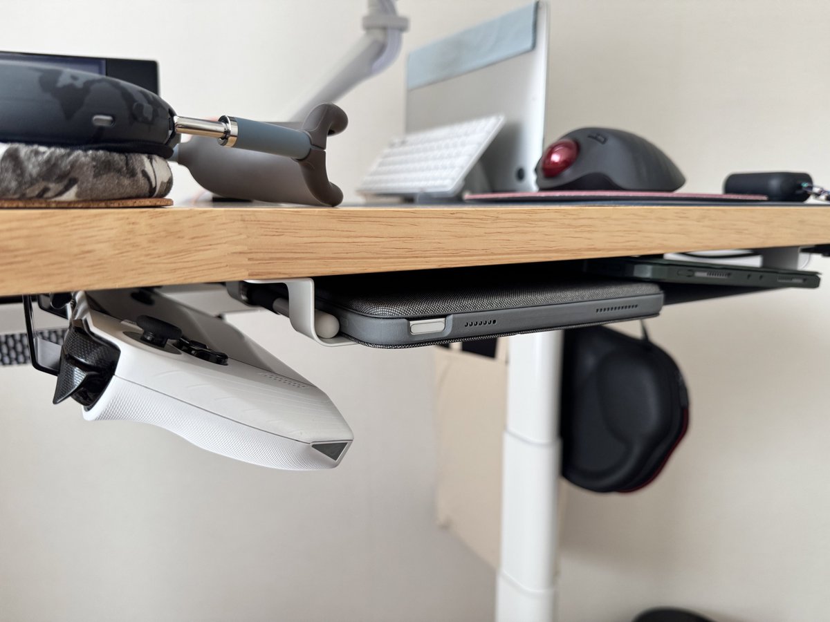 nao5637's tweet photo. Gamepad Hanger x 2 を使って ROG Allyをデスクにマウント
ぴったりではないが、なとなく収まった

 #preducts https://t.co/fph6Em3bJC
