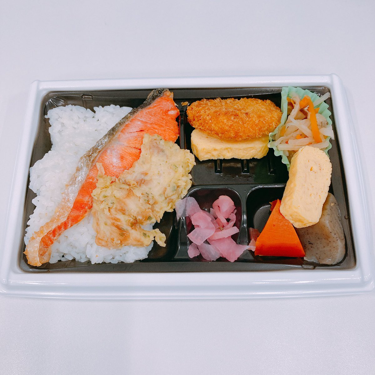 mopocham's tweet photo. 今日のランチは
鮭弁当
#ランチ #鮭弁当 #六本木 #福利厚生 #lunch #box #Roppongi #employee #benefits https://t.co/zeqSNsOlFC