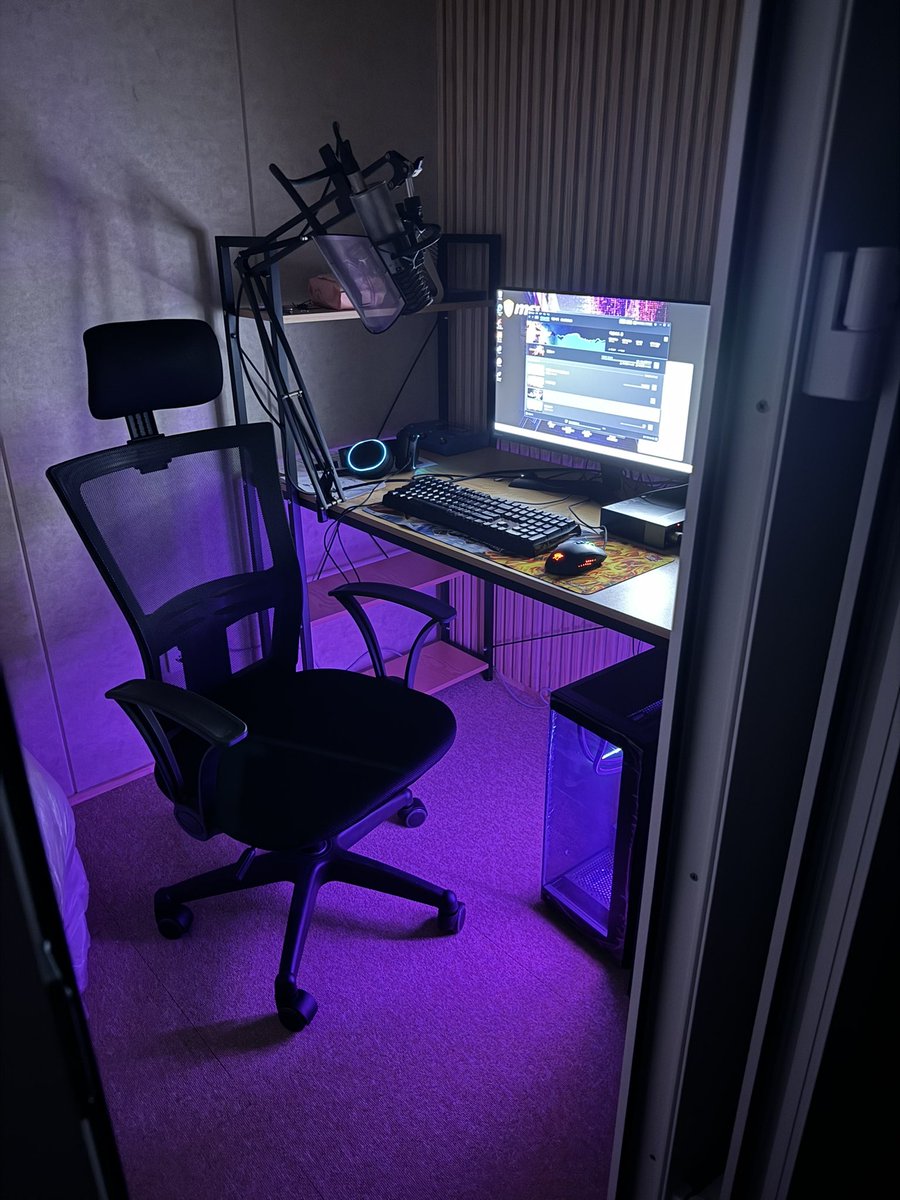 edge_silver's tweet image. 아무튼 방음부스!