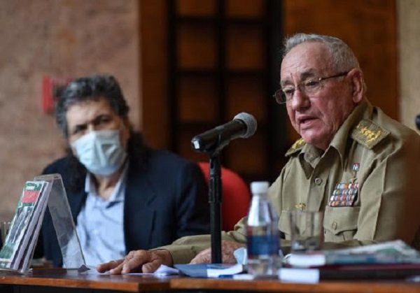 AbelPrieto11's tweet photo. Tuve el privilegio d presentar el libro del General Espinosa "La batalla d Cabinda", d Verde Olivo. Hoy, c/la noticia tan repentina y dolorosa d su muerte, recordé la impresión tan honda q me causó ese testimonio cargado d heroísmo y modestia. ¡Gloria eterna al General Espinosa! https://t.co/tm1bR5GfOs