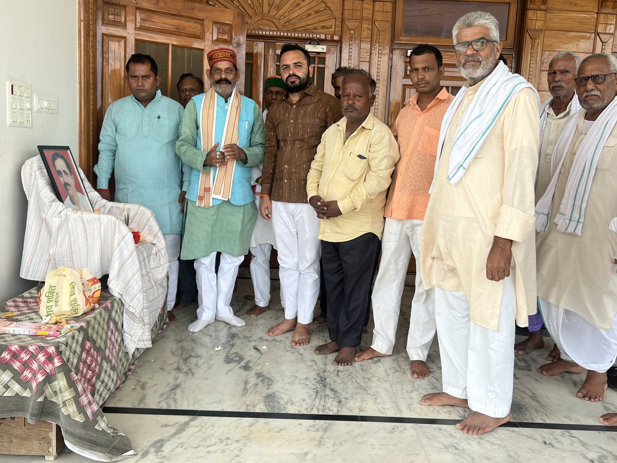 GirishTiwaribjp's tweet photo. एकात्म मानववाद जैसे प्रगतिशील आर्थिक विचार के प्रणोता एवं अंत्योदय के लिए आजीवन काम करने वाले "पंडित दीनदयाल उपाध्याय जी को  जयंती पर  आज महाईजपार बुथ संख्या 135  मनाया गया पंडित दीनदयाल उपाध्याय जी को  कोटि-कोटि नमन https://t.co/bbDBBxDsTx