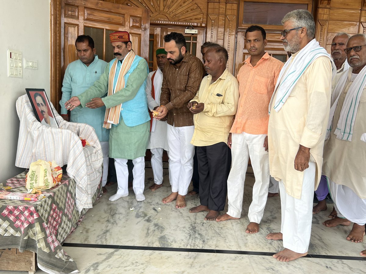GirishTiwaribjp's tweet photo. एकात्म मानववाद जैसे प्रगतिशील आर्थिक विचार के प्रणोता एवं अंत्योदय के लिए आजीवन काम करने वाले "पंडित दीनदयाल उपाध्याय जी को  जयंती पर  आज महाईजपार बुथ संख्या 135  मनाया गया पंडित दीनदयाल उपाध्याय जी को  कोटि-कोटि नमन https://t.co/bbDBBxDsTx