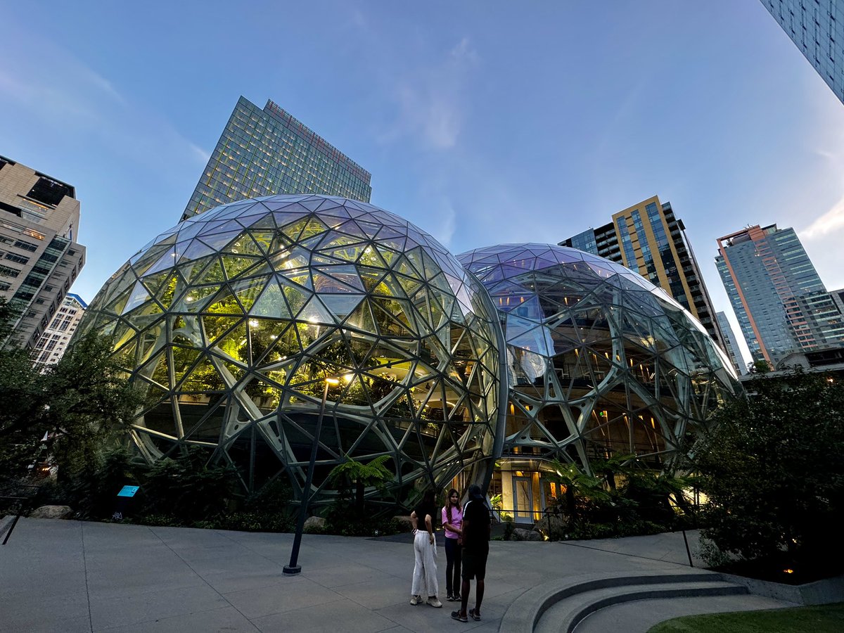 foresth915's tweet photo. Seattle walk around 
#sphere #spaceneedle #seattle #starbucks #gumwall https://t.co/VkQ04VWIGO