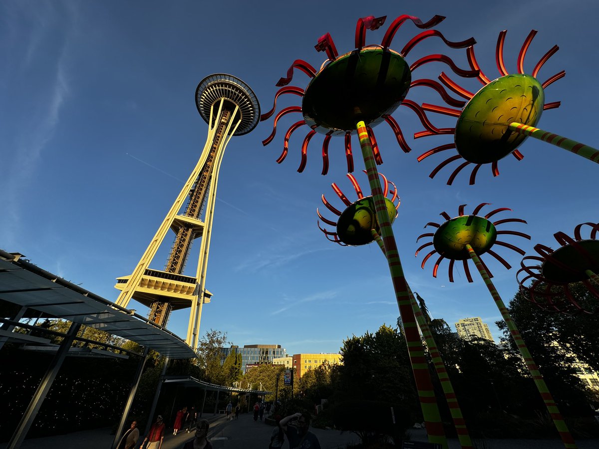 foresth915's tweet photo. Seattle walk around 
#sphere #spaceneedle #seattle #starbucks #gumwall https://t.co/VkQ04VWIGO