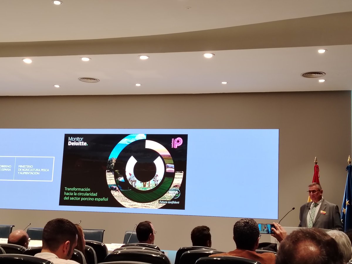 En la presentación del informe de transformación hacia la circularidad del sector 🐷🐷 español 🇪🇸 en el @mapagob con <a href="/interporc/">INTERPORC</a> y <a href="/Deloitte/">Deloitte</a>
#sectorporcino