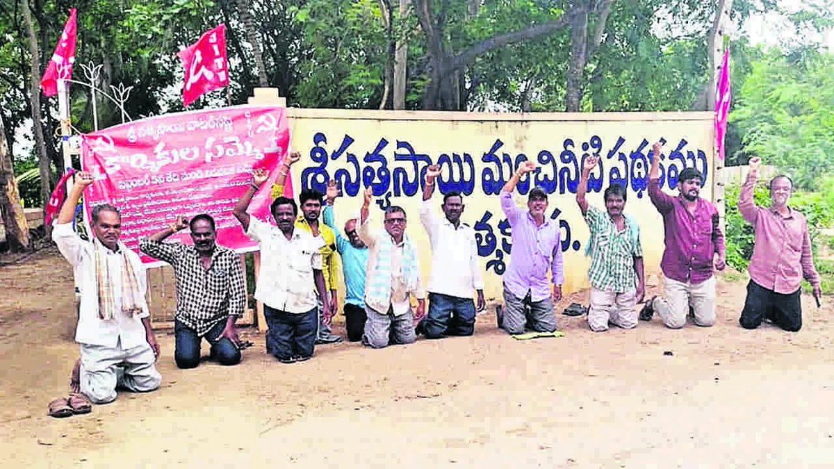JanaswaramNews's tweet photo. 100 రోజుల్లో ఉపముఖ్యమంత్రి శ్రీ పవన్ కళ్యాణ్ గారి దృష్టికి వచ్చిన సమస్యలు – వాటికి పరిష్కార మార్గాలు

Thread ✅

1. శ్రీ సత్యసాయి వాటర్ సప్లై కార్మికులకు  536 మంది కార్మికులకు 7 నెలలుగా జీతాలు అందటం లేదు.  ఆర్థిక శాఖ అధికారులతో మాట్లాడి బకాయిలకి సంబంధించి రూ.30 కోట్లు విడుదల https://t.co/pDg85iFnk6