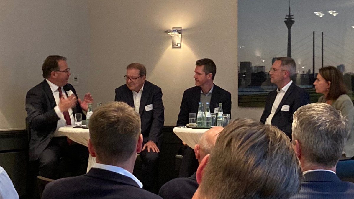 So war’s: Investor Circle am 24.09.2024 💡 

"Portfoliogestaltung im Bereich Private Equity aus der Sicht einer Privatbank“. Marcus Rohner + Natascha Grosser diskutierten das Thema mit den Referenten Dr. von Arx, Hegedüsch und Behrens kurzweilig im Industrieclub in Düsseldorf.