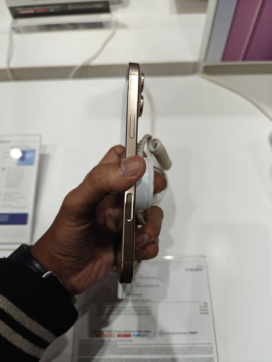 Arundaz_7's tweet image. iPhone 16pro Max hands on with Desert Titanium 

First Impressions are , the Phone is surprisingly light for a phone if this size but still it&apos;s a huge phone! .
Camera controls are kinda meh... I guess most of the customers will ignore the same!
#iPhone16ProMax
#Apple