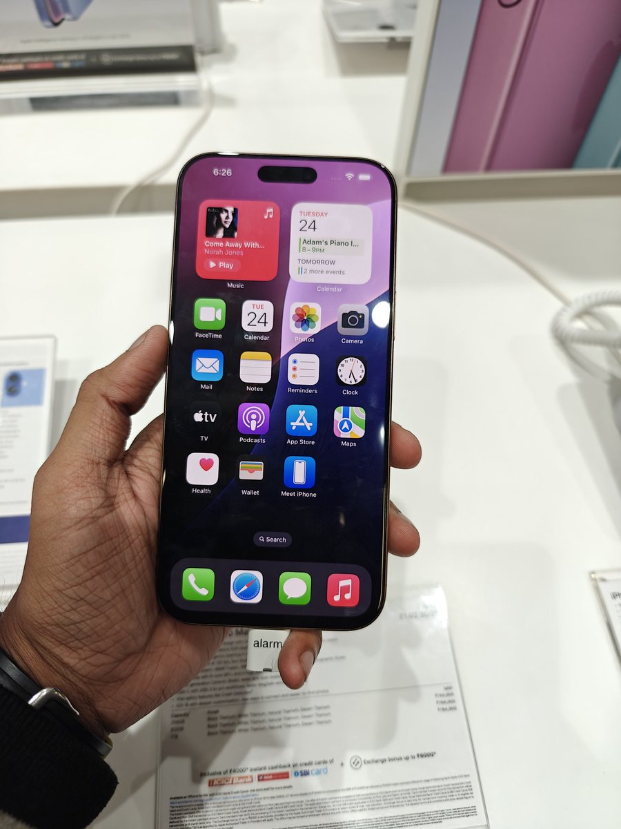 Arundaz_7's tweet image. iPhone 16pro Max hands on with Desert Titanium 

First Impressions are , the Phone is surprisingly light for a phone if this size but still it&apos;s a huge phone! .
Camera controls are kinda meh... I guess most of the customers will ignore the same!
#iPhone16ProMax
#Apple