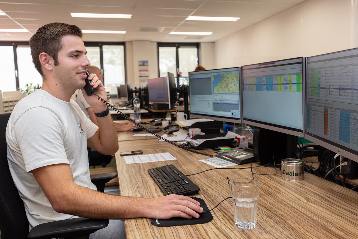 Puzzelen? Daar zijn onze planners gek op! 🖥️
Dagelijks zorgen ze ervoor dat onze chauffeurs via de beste route op pad gaan om goederen bij klanten af te leveren.
Soms een grote uitdaging, maar nooit onmogelijk 💪🚚

Ook planner worden bij BosDaalen? bosdaalen.com/nl/werken-bij/…