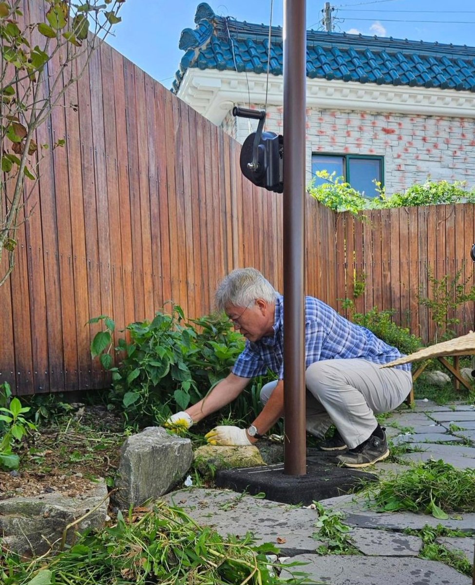 일주일 중 하루 쉬는 월요일
쉬지 않고 출근하신 책방지기님💙
마당과 화단의 삐죽 튀어나온 솔잎이며 가시를 잘라주고
배롱나무 곁가지도 다듬어주셨다고 해요☘️🍃✂️
출처 평산책방