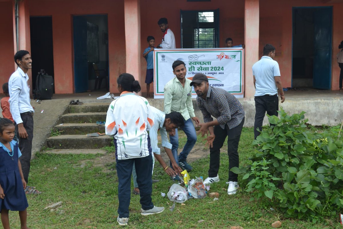 nyksanuppur1's tweet photo. #SwachhtaHiSeva2024 अभियान थीम  के अंतर्गत  पूर्व माध्यमिक विद्यालय बेडरा व्यौहारी के  परिसर में नेहरू युवा केंद्र के युवा मंडल के युवाओं द्वारा स्वच्छता की शपथ तथा स्वयंसेवकों नें स्वच्छता कार्य  किया @YASMinistry @mybharatgov @nyksindia @mansukhmandviya @nyks_mp https://t.co/WYHgX7Myql