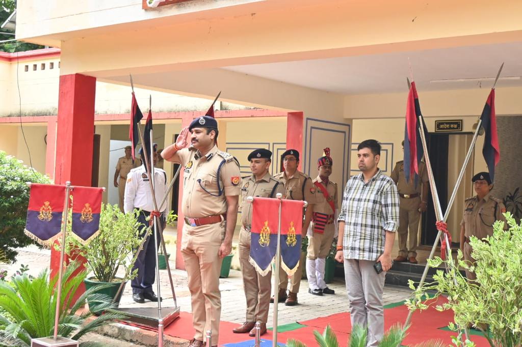 maharajganjpol's tweet photo. #MAHARAJGANJ_POLICE 
आज दिनांक 25.09.2024 को पुलिस उप महानिरीक्षक महोदय गोरखपुर द्वारा जनपद महराजगंज भ्रमण व निरीक्षण कार्यक्रम के दौरान रिजर्व पुलिस लाइन महराजगंज में सलामी लेते हुए।
#DIGGKP #UPPOLICE #MRJPOLICE https://t.co/I6bTjQn1Ae