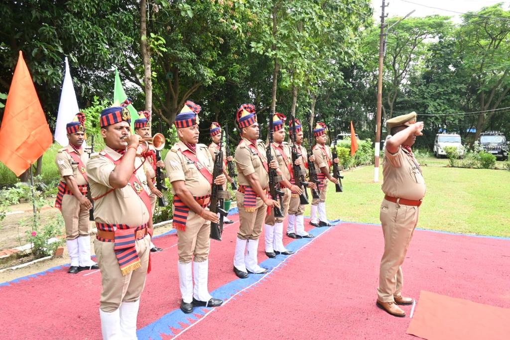 maharajganjpol's tweet photo. #MAHARAJGANJ_POLICE 
आज दिनांक 25.09.2024 को पुलिस उप महानिरीक्षक महोदय गोरखपुर द्वारा जनपद महराजगंज भ्रमण व निरीक्षण कार्यक्रम के दौरान रिजर्व पुलिस लाइन महराजगंज में सलामी लेते हुए।
#DIGGKP #UPPOLICE #MRJPOLICE https://t.co/I6bTjQn1Ae